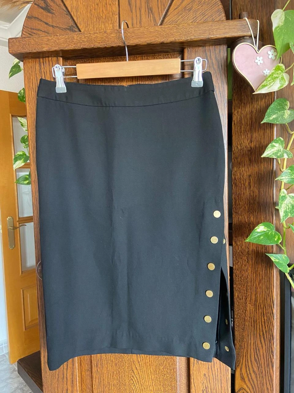 Falda de tubo negra con botones dorados y abertura lateral muy sexy. Zara Woman. – photo 2